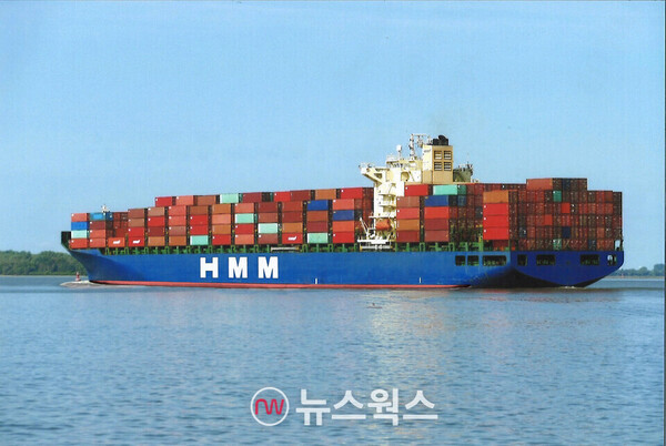 HMM의 4600TEU급 컨테이너선 운항 모습. (사진제공=HMM)