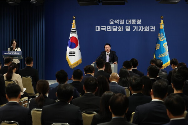 윤석열 대통령이 7일 서울 용산 대통령실 청사 브리핑실에서 열린 대국민담화 및 기자회견에서 대국민담화문을 발표하고 있다. (사진=뉴스1)