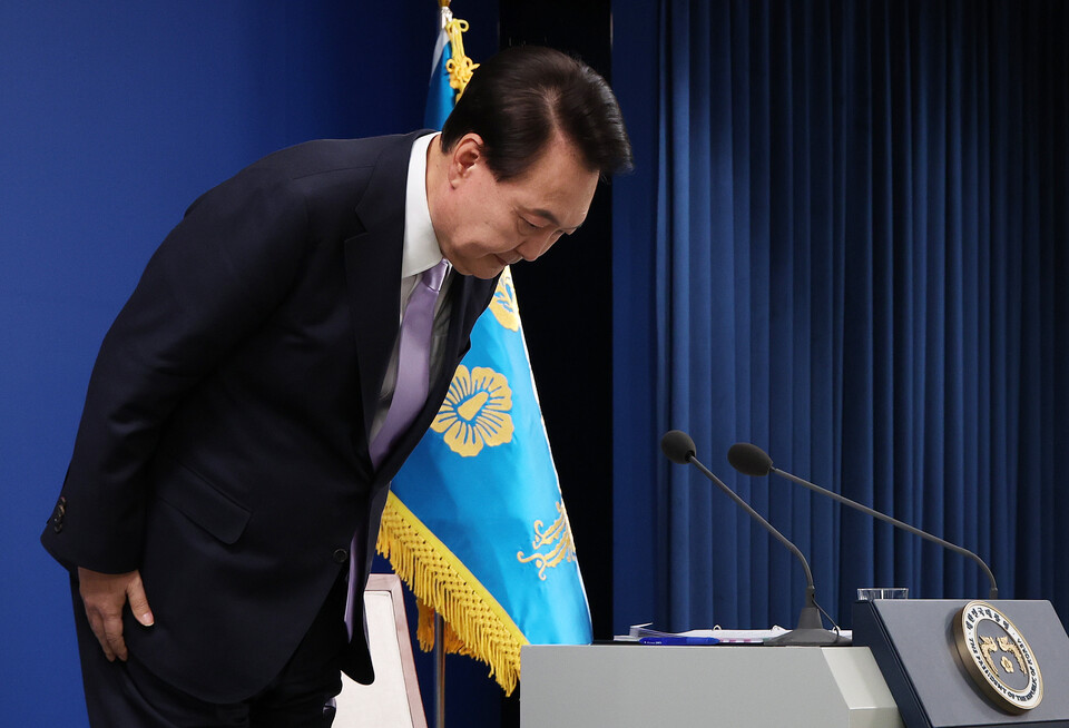 윤석열 대통령이 7일 서울 용산 대통령실 청사 브리핑실에서 열린 대국민담화 및 기자회견에 앞서 사과하며 고개를 숙이고 있다. (사진=뉴스1)