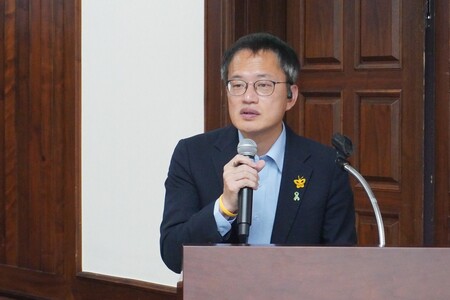 국회 보건복지위원장을 맡고 있는 박주민 더불어민주당 의원이 8일 고립·은둔 청년 지원을 위한 정책 토론회에서 축사를 하고 있다.(사진=이한익 기자)