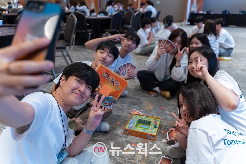 지난 7월 충남 예산 스플라스 리솜 리조트에서 열린 '역량 강화캠프'에서 대학생 교사들이 네트워킹을 진행하고 있다. (사진제공=현대차그룹)