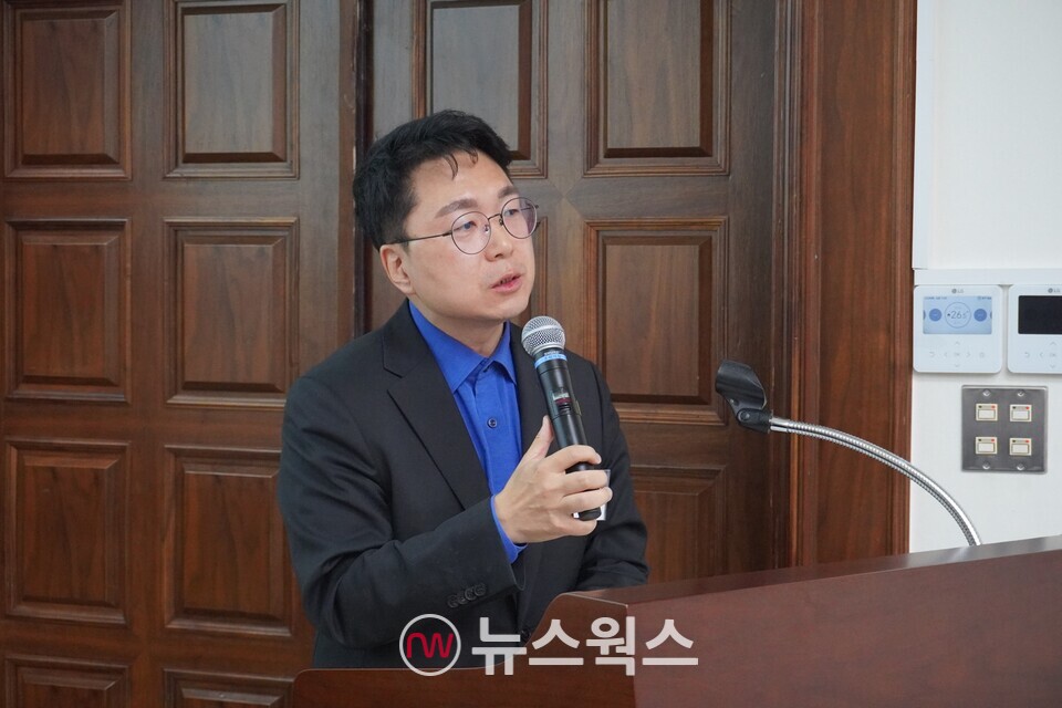 장영진 보건복지부 청년정책팀장이 8일 국회도서관 소회의실에서 열린 '청년 고립·은둔 해소를 위한 정책 토론회'에서 주제 발표를 하고 있다. (사진=이한익 기자)