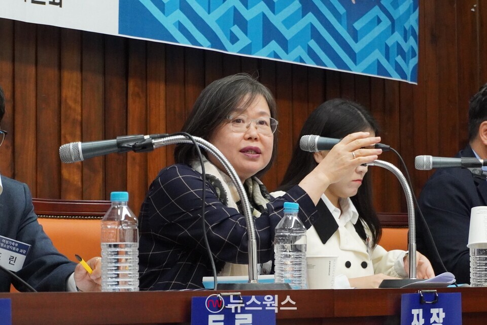 8일 서울 여의도 국회도서관 소회의실에서 진행된 '청년 고립은둔 해소를 위한 정책 토론회'에서 윤철경 지엘청소년연구재단 상임이사가 발언하고 있다. (사진=이한익 기자)