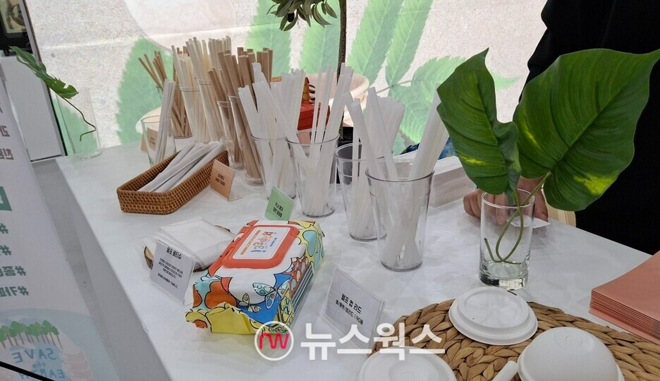 지난 문재인 정부 당시 공표한 플라스틱 빨대 사용 금지 정책을 접하고 사업을 시작한 종이 빨대 제작 회사가 23회 서울카페쇼에 참가했다. (사진=강석호 기자)