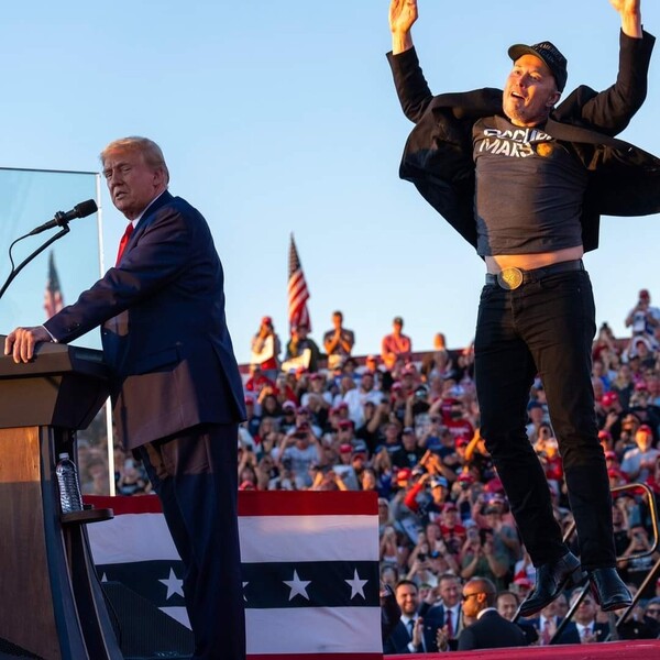 일론 머스크(오른쪽) 테슬라 최고경영자(CEO)가 도널드 트럼프 공화당 제47대 대선 후보의 유세에 참석해 몸을 흔들하고 있다. (출처=트럼프 페이스북)