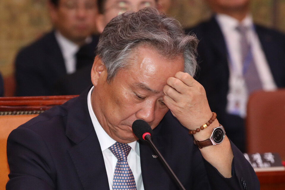 이기흥 대한체육회장이 22일 오후 서울 여의도 국회에서 열린 문화체육관광위원회의 대한체육회와 서울올림픽기념국민체육진흥공단, 대한장애인체육회, 태권도진흥재단, 한국체육산업개발, 스포츠윤리센터에 대한 국정감사에 출석해 자료를 살피고 있다. (사진=뉴스1)