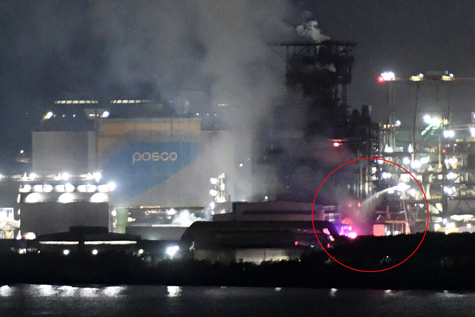 지난 10일 오전 4시 20분쯤 포스코 포항제철소 파이넥스 3공장에서 불이 나 신고를 받고 출동한 119와 자체 소방대가 진화 작업을 하고 있다. 소방 당국은 대응 1단계를 발령 진화 작업에 나서고 있다. (사진=뉴스1)