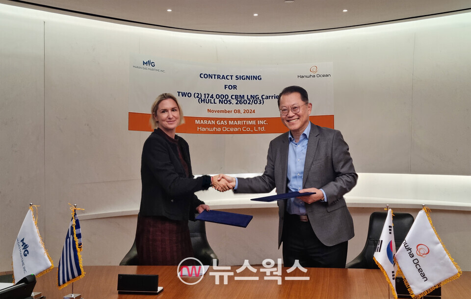 그리스 현지에서 김희철(오른쪽) 한화오션 사장과 마리아  안젤리쿠시스 안젤리쿠시스 그룹 회장이 LNG운반선 건조 계약서에 서명한 뒤 악수를 하고 있다. (사진제공=한화오션)