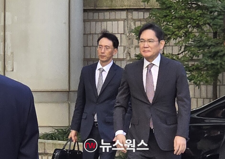 이재용 삼성전자 회장이 11일 오후 서울 서초구 서울고등법원에서 열린 삼성 부당 합병 혐의와 관련된 항소심 공판에 출석하고 있다. (사진=채윤정 기자)