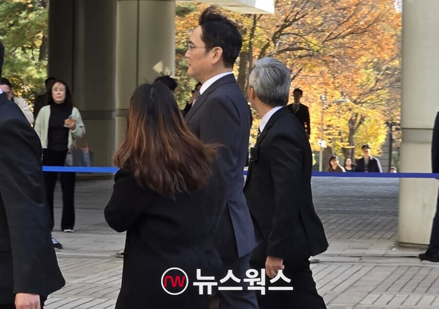 ​항소심 공판에 출석하는 이재용 삼성전자 회장에게 취재진이 질문을 하고 있다. (사진=채윤정 기자)