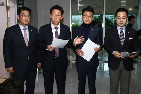 여야 정책위의장과 원내수석부대표가 13일 국회에서 반도체특별법, 주식시장 개선방안 등 민생 공통현안 논의를 위한 회동을 마친뒤 취재진에게 회동 결과를 설명하고 있다. 왼쪽부터 국민의힘 배준영 원내수석부대표, 김상훈 정책위의장, 더불어민주당 진성준 정책위의장, 박성준 원내수석부대표. (사진=뉴스1)