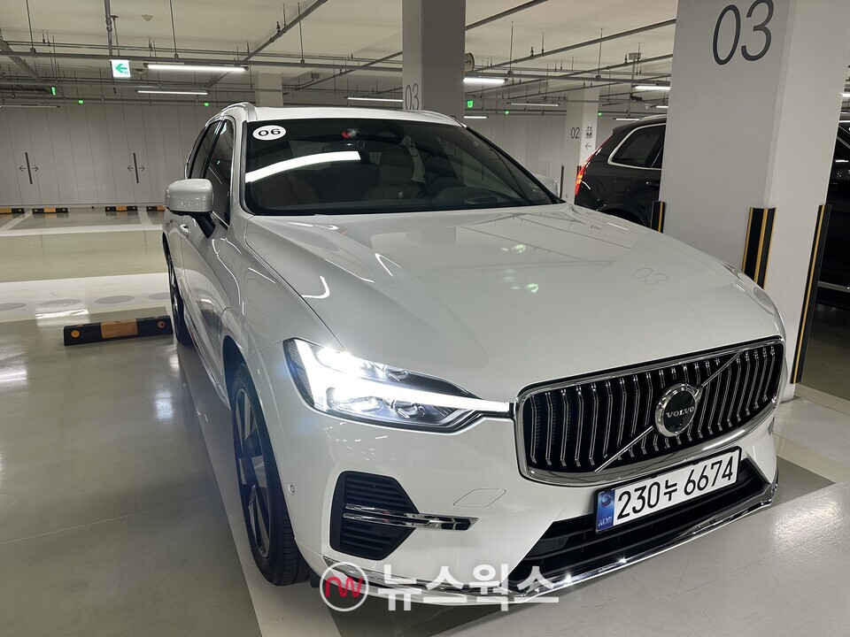 볼보 XC60 T8 PHEV의 T자 형태 LED 헤드라이트는 XC60모델만의 특징으로, XC40과 XC90과 구분되는 요소다. (사진=정현준 기자) 