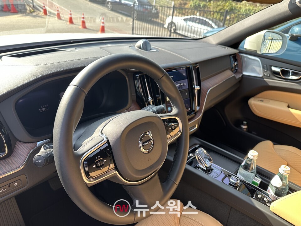 볼보 XC60 T8 PHEV의 실내는 모던하면서도 기능성을 중시하는 인테리어로 세련되면서도 아늑하다는 느낌을 받았다. (사진=정현준 기자)
