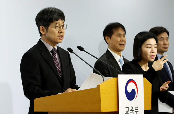 최중철 2025학년도 대학수학능력시험 출제위원장이 14일 오전 세종시 정부세종청사 교육부에서 2025학년도 대학수학능력시험 출제 경향을 발표하고 있다. (사진=뉴스1)