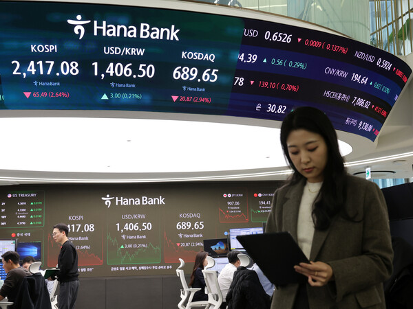 전날 서울 중구 하나은행 본점 딜링룸 전광판에 증시 종가가 표시되고 있다. (사진=뉴스1)