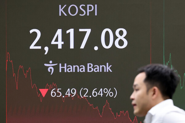 지난 13일 오후 서울 중구 하나은행 본점 딜링룸 전광판에 증시 종가가 표시되고 있다. (사진=뉴스1)