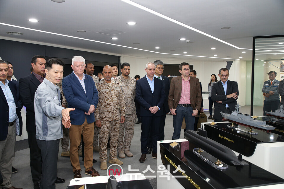 지난 14일 한화오션 거제사업장을 방문한 폴란드 야로스와프 지미안스키 해군총장 등 해외 5개국 19명의 잠수함 관련 주요 군 관계자들이 생산설비와 잠수함 건조 현장을 둘러보고 있다 .(사진제공=한화오션)