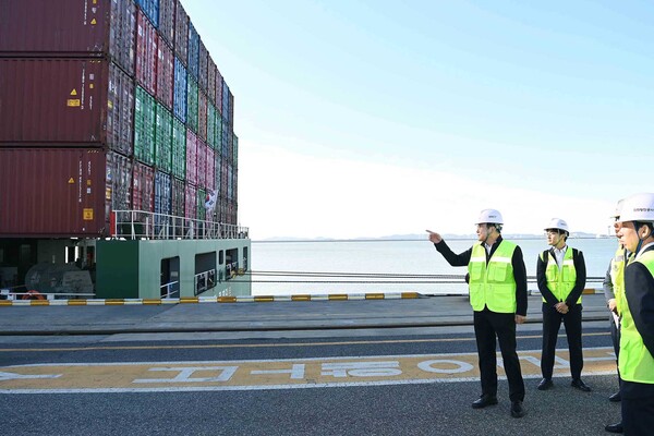 정인교 산업부 통상교섭본부장이 지난 10월 2일 인천신항(선광신컨테이너터미널)을 방문해 수출, 화물, 선적 등 해상물류 상황을 점검하고 있다. (사진제공=산업통상자원부)