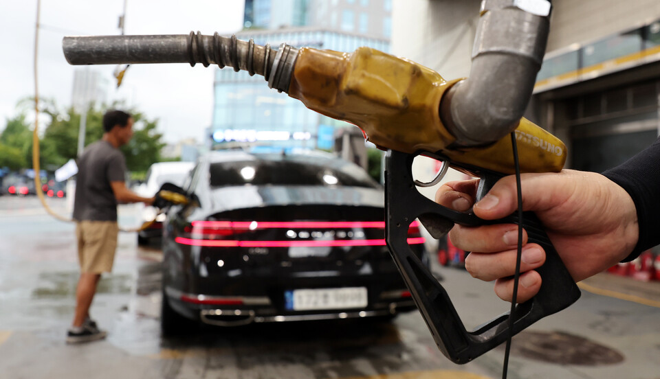 주유소를 찾은 고객이 차량에 주유하고 있다. (사진=뉴스1)