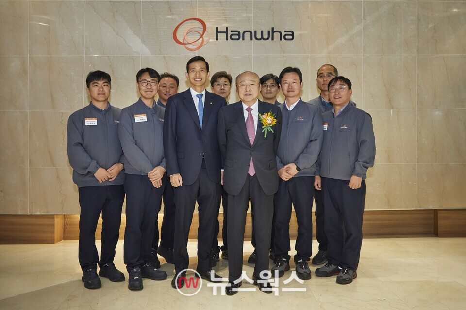 김승연 한화그룹 회장이 지난 14일 한화 보은사업장을 방문해 ㈜한화 글로벌, 한화에어로스페이스 직원들과 기념 촬영을 하고 있다. (사진제공=한화)