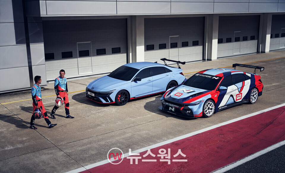 현대차 아반떼 N TCR 에디션(왼쪽)과 TCR 월드 투어 참가 차량. (사진제공=현대차)