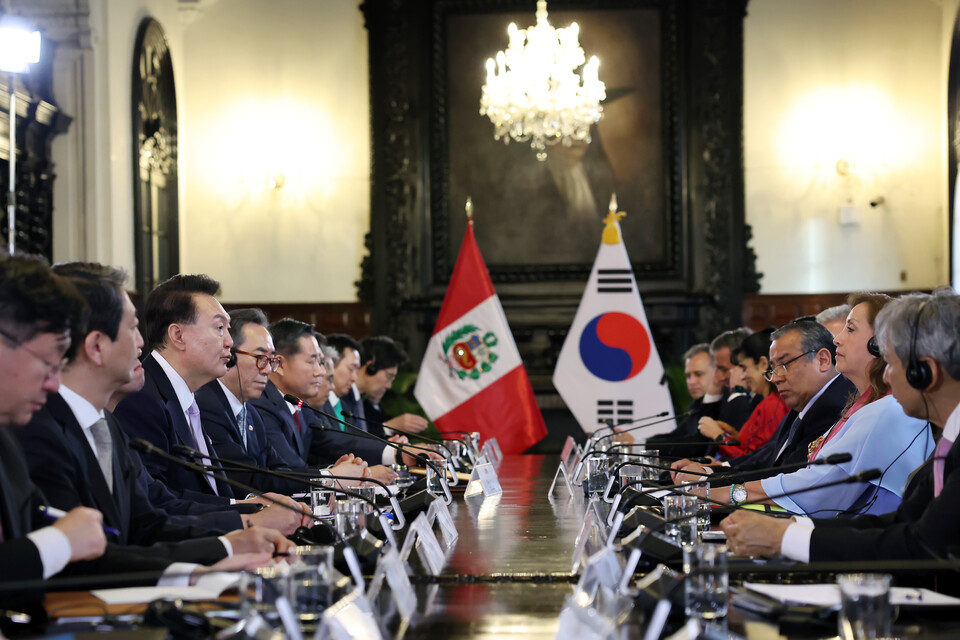 윤석열 대통령이 16일(현지시간) 페루 리마 대통령궁에서 디나 볼루아르테 페루 대통령과 한-페루 확대 정상회담을 하고 있다. (사진제공=대통령실)