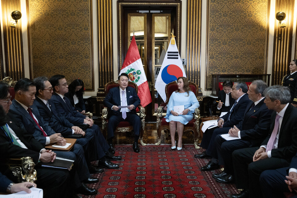 윤석열 대통령이 16일(현지시간) 페루 리마 대통령궁에서 디나 볼루아르테 페루 대통령과 한-페루 소인수 회담을 하며 발언하고 있다. (사진제공=대통령실)