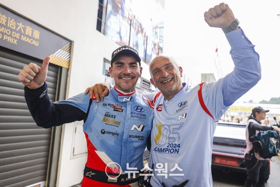 지난 14~17일(현지시간) 열린 2024 TCR 월드 투어 마카오 대회에서 BRC 현대 N 스쿼드라 코르세팀 소속 노버트 미첼리즈(왼쪽) 선수와 팀 매니저 가브리엘 타퀴니가 드라이버 부문 종합 우승을 확정 짓고 기뻐하고 있다. (사진제공=현대차)