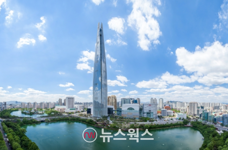 서울 잠실에 소재한 롯데타워 전경. (사진제공=롯데지주)