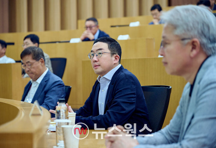 구광모(가운데) LG그룹 회장이 경기도 이천 LG인화원에서 열린 사장단 워크숍에 참석하고 있다. (사진제공=LG)