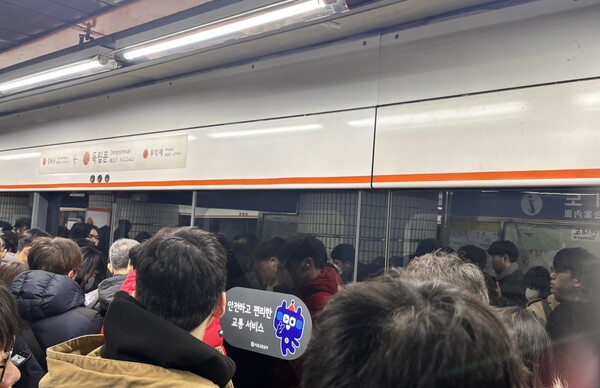 시민들이 3호선 독립문역에서 지하철을 기다리고 있다. (사진=허운연 기자)