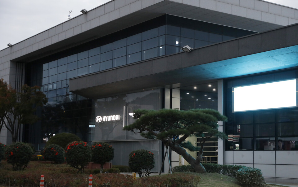 지난 19일 오후 울산 북구 현대자동차 울산 4공장 내 전동화품질사업부 차량 성능 테스트 공장에서 연구원 3명이 질식사하는 사고가 발생해 경찰 등 관계 당국이 정확한 사고 경위 조사에 나섰다. 사진은 이날 사고가 발생한 현대차 울산 4공장. (사진=뉴스1)