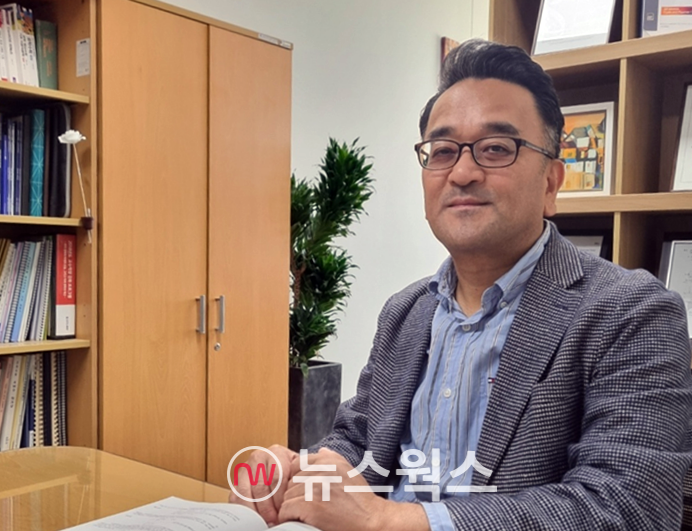 이종환 상명대학교 시스템반도체공학과 교수가 삼성전자 위기론의 원인과 향후 전망에 대해 설명하고 있다. (사진제공=상명대)