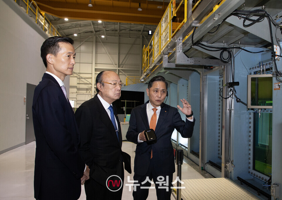한화그룹 김승연 회장과 김동관 부회장이 20일 한화오션 시흥R&D캠퍼스를 방문해 상업용 세계 최대 공동수조 시연을 지켜보고 있다. (사진제공=한화그룹)
