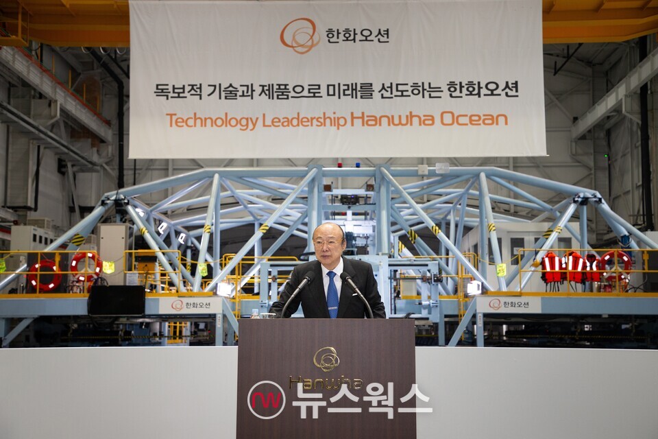 김승연 한화그룹 회장이 20일 한화오션 시흥R&D캠퍼스를 방문해 임직원들에게 격려의 메시지를 전하고 있다. (사진제공=한화그룹)