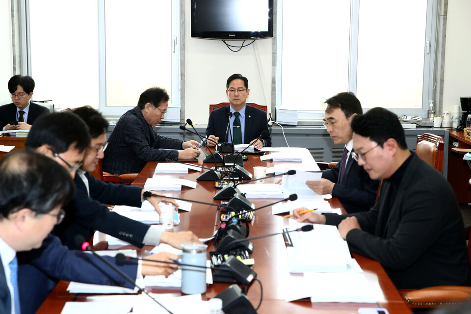 국회 기재위 조세소위원장인 박수영(가운데) 국민의힘 의원이 20일 국회에서 열린 기획재정위원회의 조세소위원회를 주재하고 있다. (사진=뉴스1)