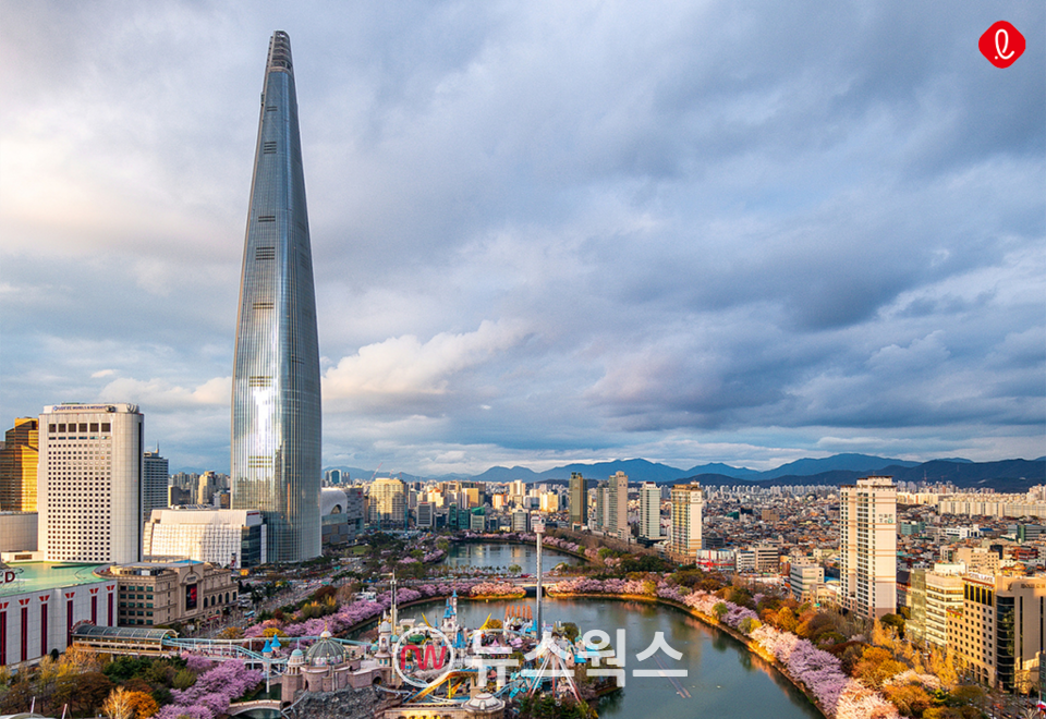 서울 송파구에 소재한 '롯데월드타워' 전경. (사진제공=롯데그룹)