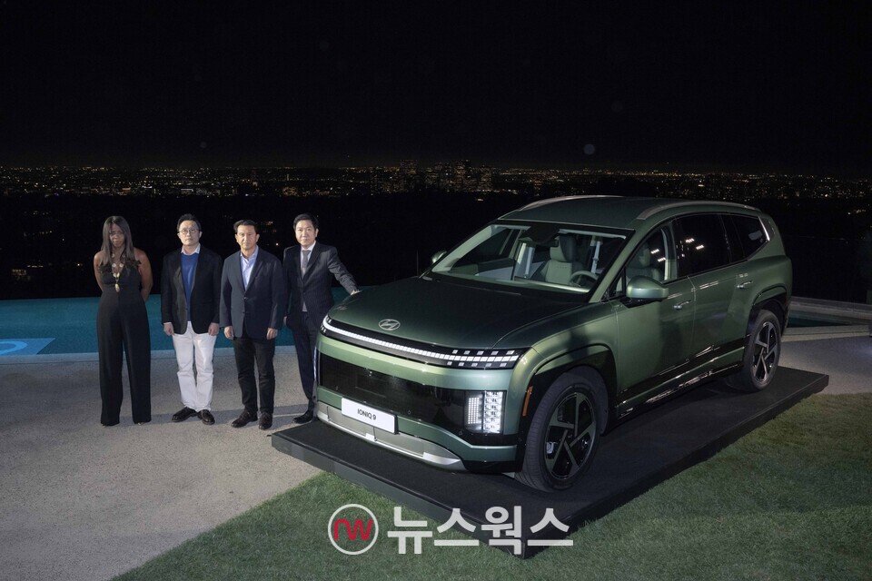 이상엽(오른쪽부터) 현대제네시스글로벌디자인담당 부사장, 호세 무뇨스 현대차 글로벌 COO 사장, 지성원 현대차 브랜드마케팅본부장 전무, 올라비시 보일 현대차 북미권역 제품기획 및 모빌리티전략 담당 전무가 아이오닉 9 앞에서 기념 촬영을 하고 있다. (사진제공=현대차)