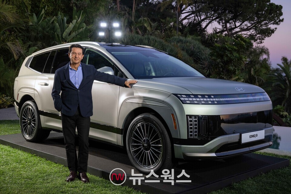호세 무뇨스 현대차 글로벌 COO 사장이 아이오닉 9 앞에서 포즈를 취하고 있다. (사진제공=현대차)