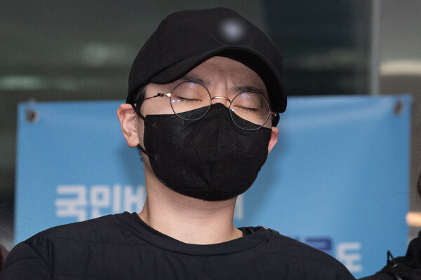 '재벌 3세'를 사칭하며 사기 행각을 벌인 혐의로 구속된 전청조씨가 작년 11월 10일 서울 송파경찰서에서 검찰로 송치되고 있다. (사진=뉴스1)