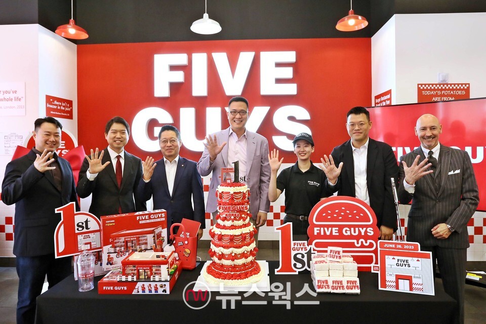 미국 햄버거 브랜드 파이브가이즈의 국내 운영사 에프지코리아는 지난 6월 26일 강남점에서 국내 론칭 1주년 행사를 개최했다. 김동선 한화갤러리아 부사장(가운데)과 김영훈 한화갤러리아 대표(왼쪽 세 번째), 오민우 에프지코리아 대표(왼쪽 여섯 번째) 등 주요 관계자들이 케이크 커팅식을 진행하며 기념 촬영을 하고 있다. (사진제공=에프지코리아)