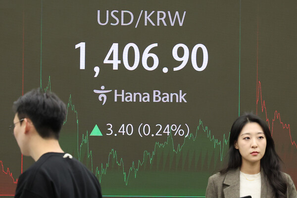 지난 13일 서울 중구 하나은행 본점 딜링룸 전광판에 원·달러 환율이 3.4원 오른 1406.90원을 나타내고 있다. (사진=뉴스1)