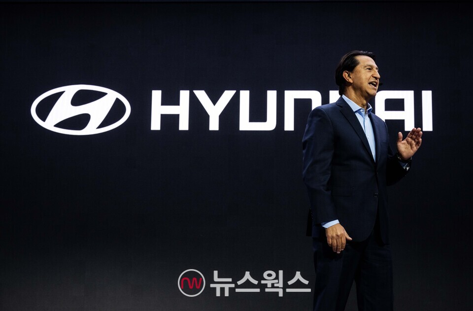 지난 21일(현지시간) 미국 LA 컨벤션 센터에서 열린 2024 LA 오토쇼에서 호세 무뇨스 현대차 글로벌 최고운영책임자(COO) 사장이 '아이오닉 9'을 소개하고 있다. (사진제공=현대차)