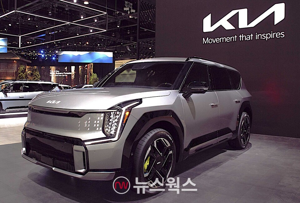 지난 21일(현지시각) 미국 LA 컨벤션 센터에서 열린 2024 LA 오토쇼에 전시된 기아 '더 기아 EV9 GT'. (사진제공=기아)