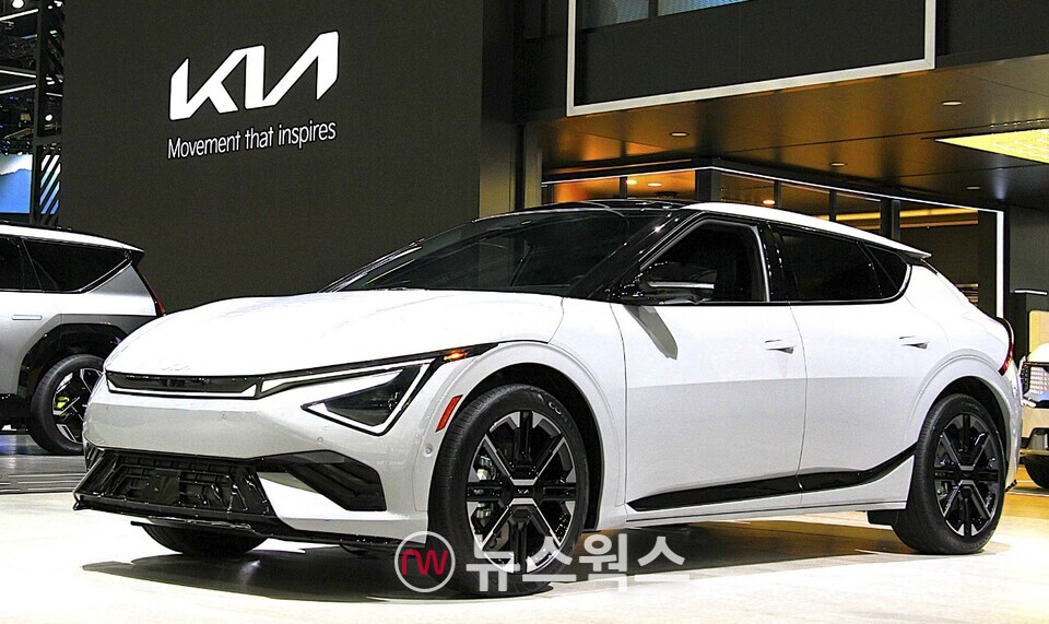 지난 21일(현지시각) 미국 LA 컨벤션 센터에서 열린 2024 LA 오토쇼에 전시된 기아 '더 뉴 EV6'. (사진제공=기아)