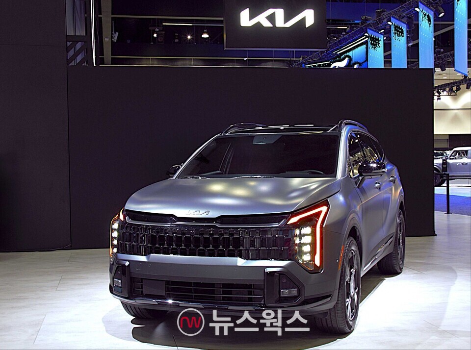 지난 21일(현지시각) 미국 LA 컨벤션 센터에서 열린 2024 LA 오토쇼에 전시된 기아 '더 뉴 스포티지'. (사진제공=기아)