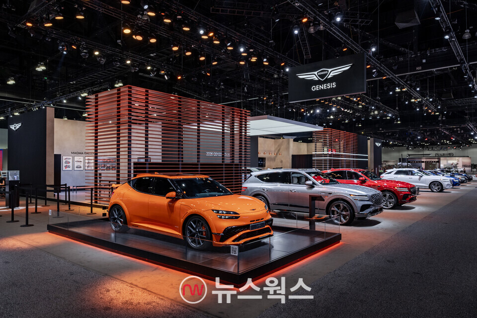 지난 21일(현지시각) 미국 LA 컨벤션 센터에서 열린 2024 LA 오토쇼 제네시스 전시관에 제네시스 차들이 전시돼 있다. (사진제공=제네시스)