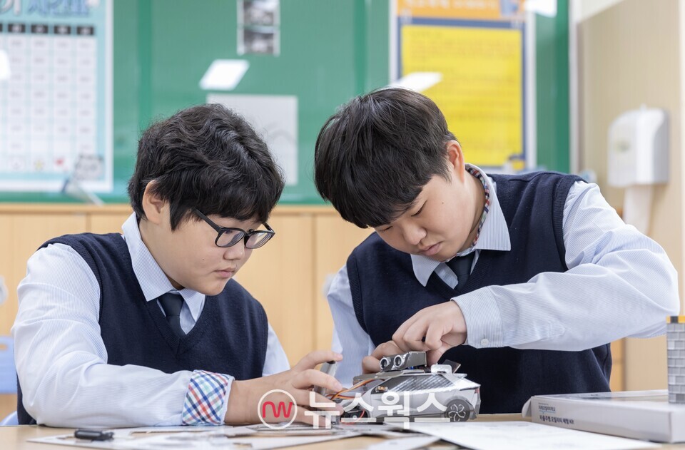 미래모빌리티학교 참가 학교인 전남 해남 화원중학교 학생들이 '자율주행 이해' 수업에 참여하고 있다. (사진=현대차)