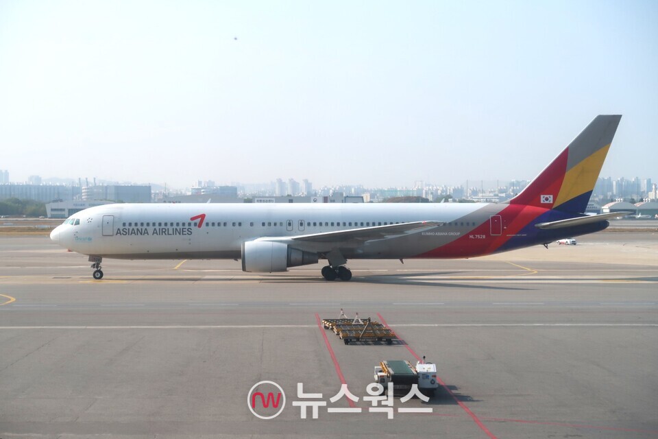 김포공항 계류장에서 이동 중인 아시아나항공 항공기. (사진=정민서 기자)
