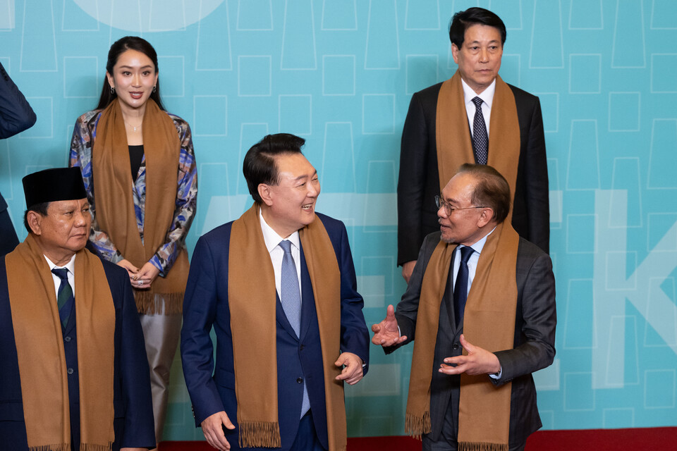 윤석열 대통령이 지난 16일(현지시간) 페루 리마 국제컨벤션센터에서 31차 아시아태평양경제협력체(APEC)에 참석한 각국 정상들과 기념촬영에 앞서 대화를 하고 있다. 앞줄 오른쪽부터 시계방향으로 안와르 이브라힘 말레이시아 총리, 윤 대통령, 프라보워 수비안토 인도네시아 대통령, 패통탄 친나왓 태국 총리, 르엉 끄엉 베트남 국가 주석. (사진=뉴스1)